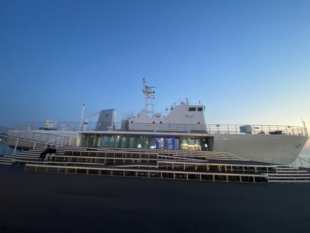 오이도 빨간등대와 오이도 함정 카페와 오이도에서 바라본 거북섬 전경
