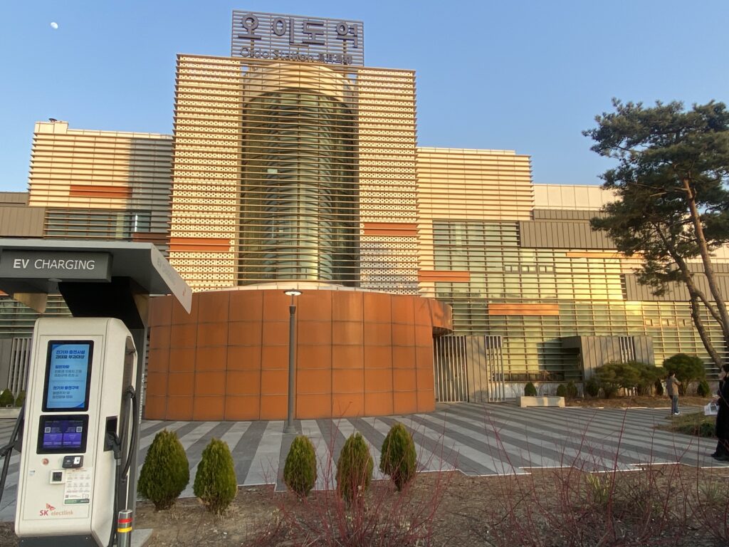 오이도역 전경과 오이도역 2번 출구 사진